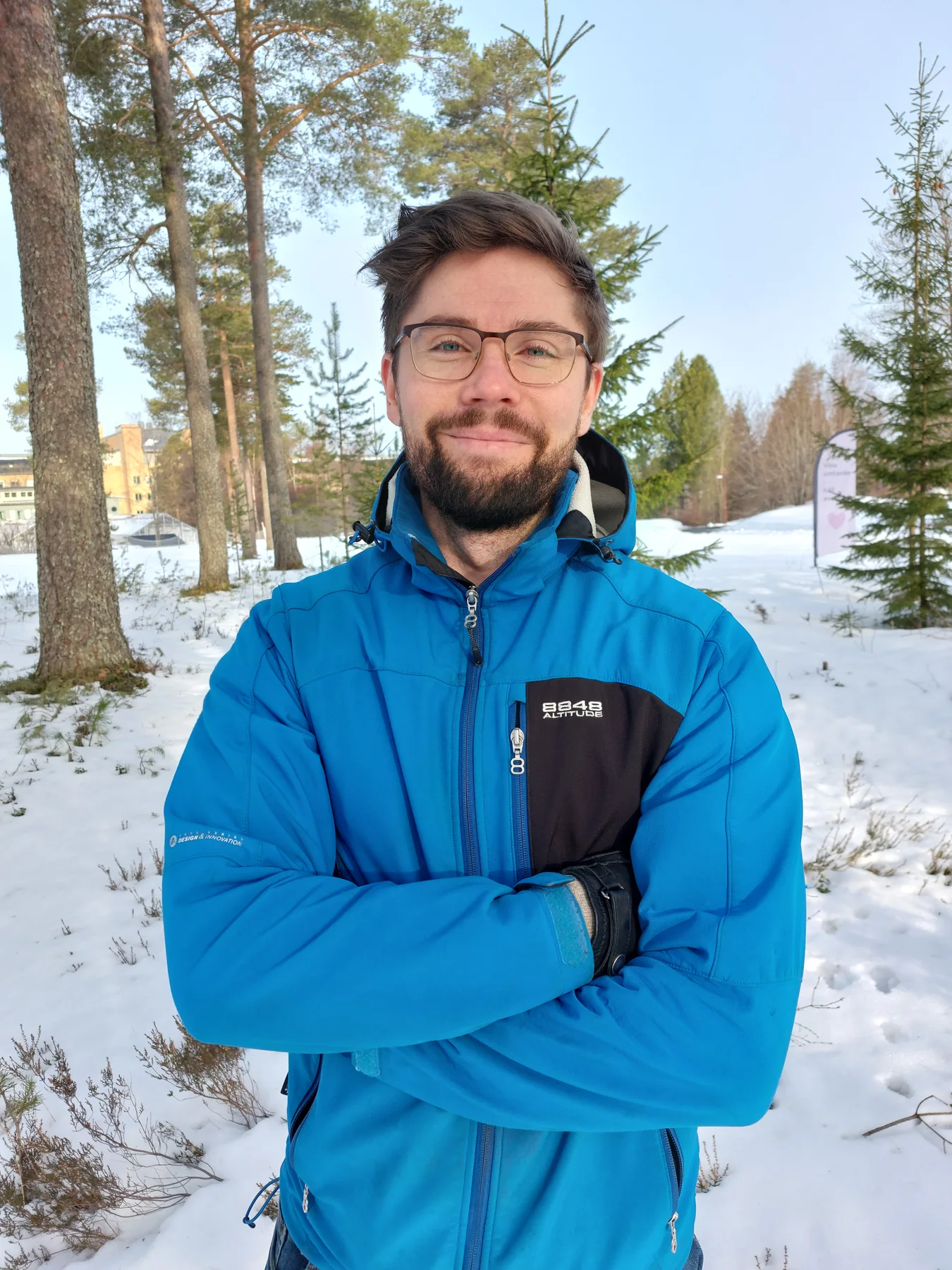 Porträtt av Isak utomhus i blå jacka.
